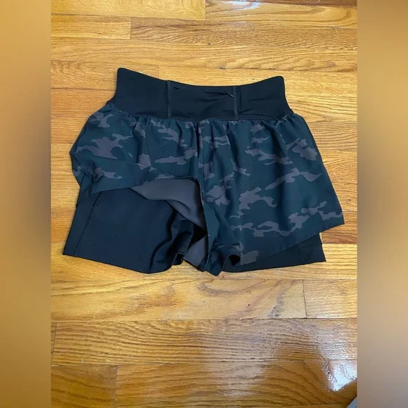 SPANX The Get Moving Short, Black Camo! Zip Pocket Excellent Condition Size S - Picture 5 of 10